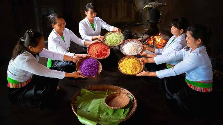 Traditional Vietnamese family gathering with xoi dishes